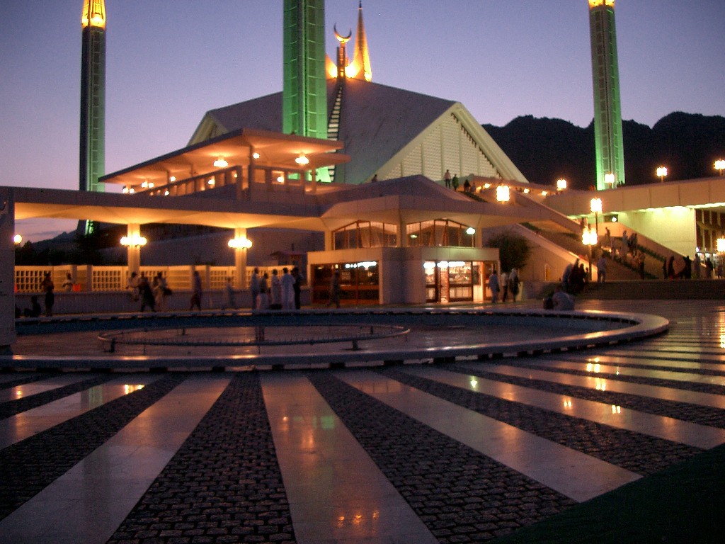 http://www.mountains.robshare.com/images/Faisal%20Mosque%20wp.jpg